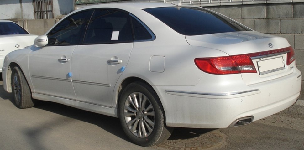 Rear and side profile with combination tail lights and alloy wheels