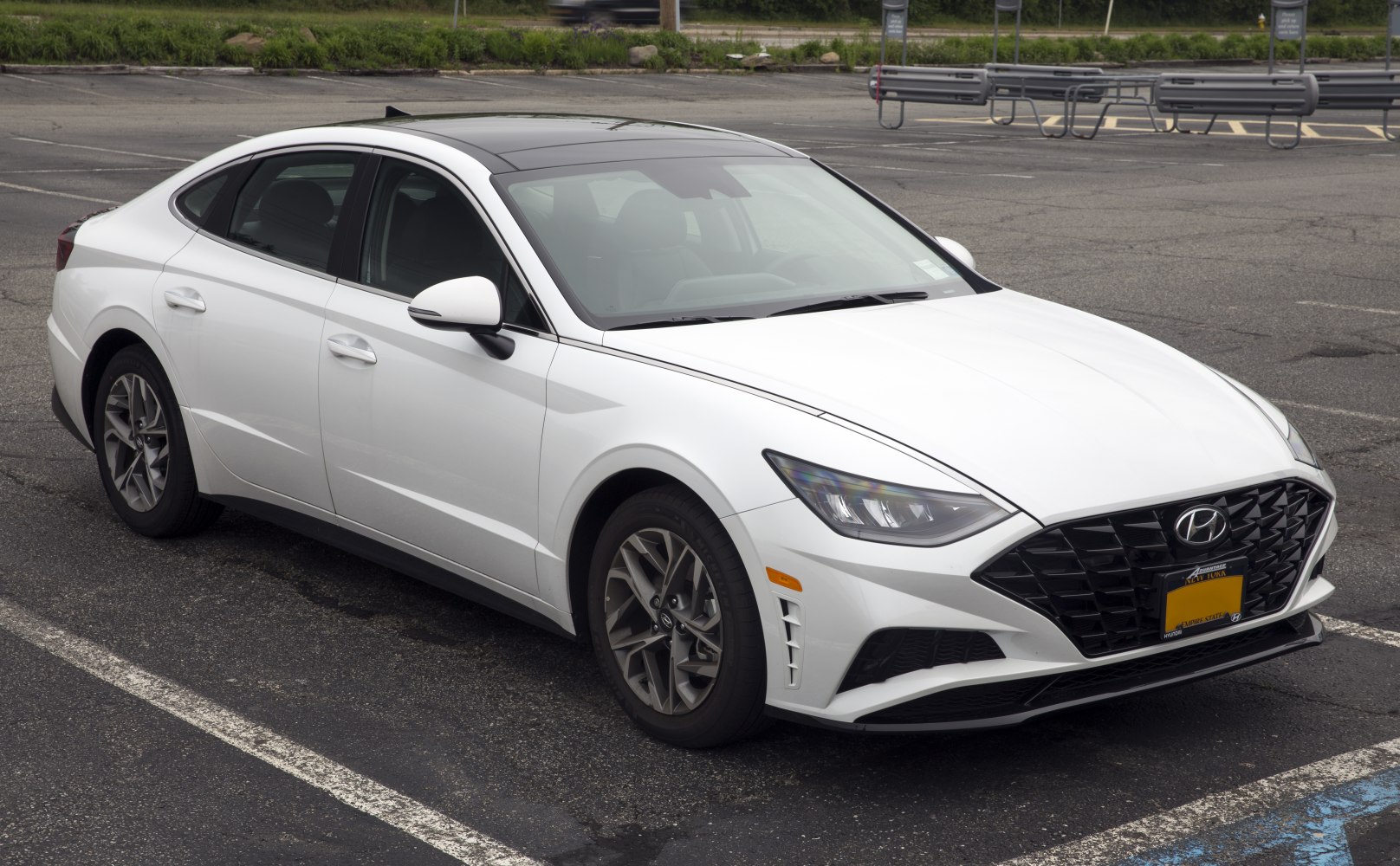 Front-side view with LED headlights and hexagonal grille