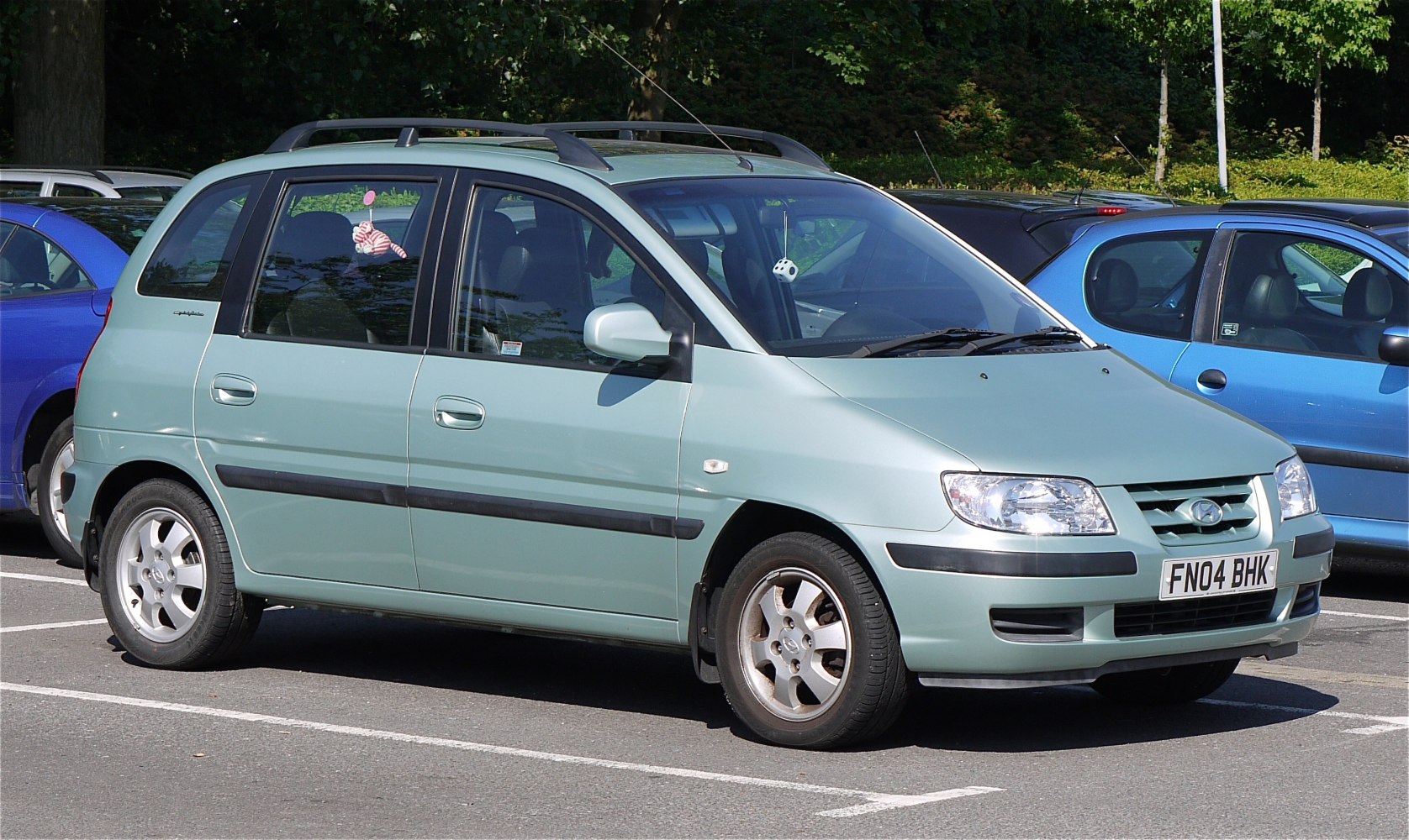 Front side view of compact MPV with roof rails and alloy wheels