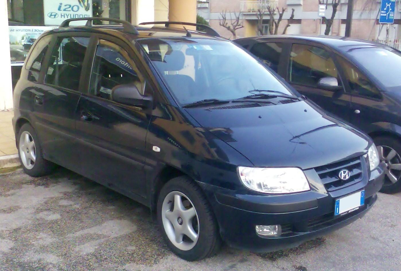 Front-side view with roof rails and alloy wheels