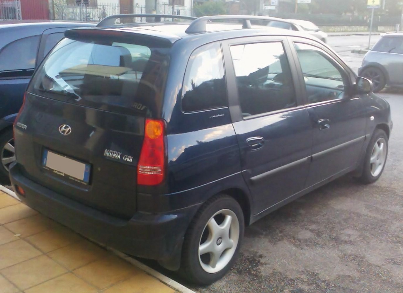 Rear-side hatchback with roof rack and vertical tail lights