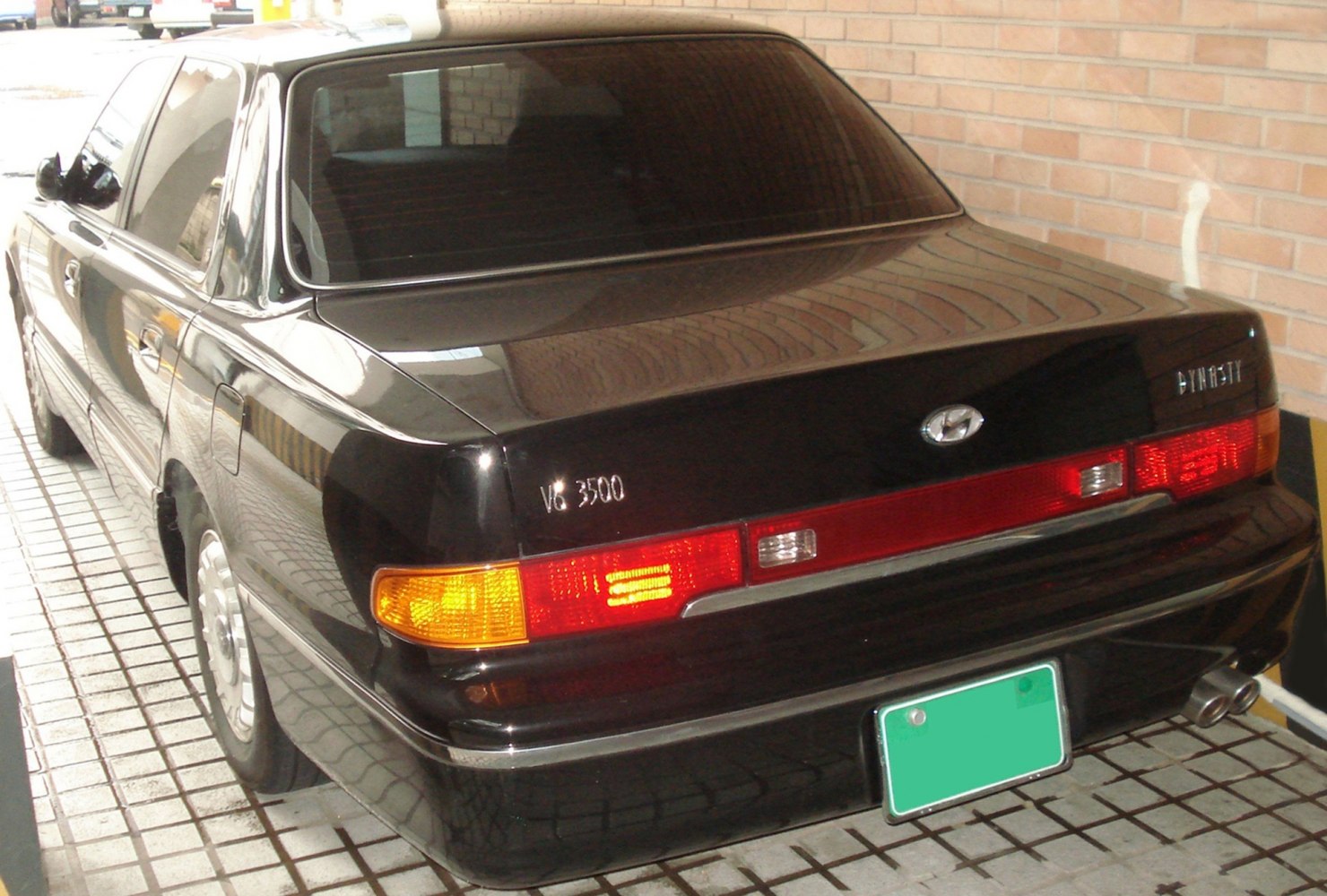 Rear section with V6 3500 badge, full-width taillights, and dual exhaust pipes