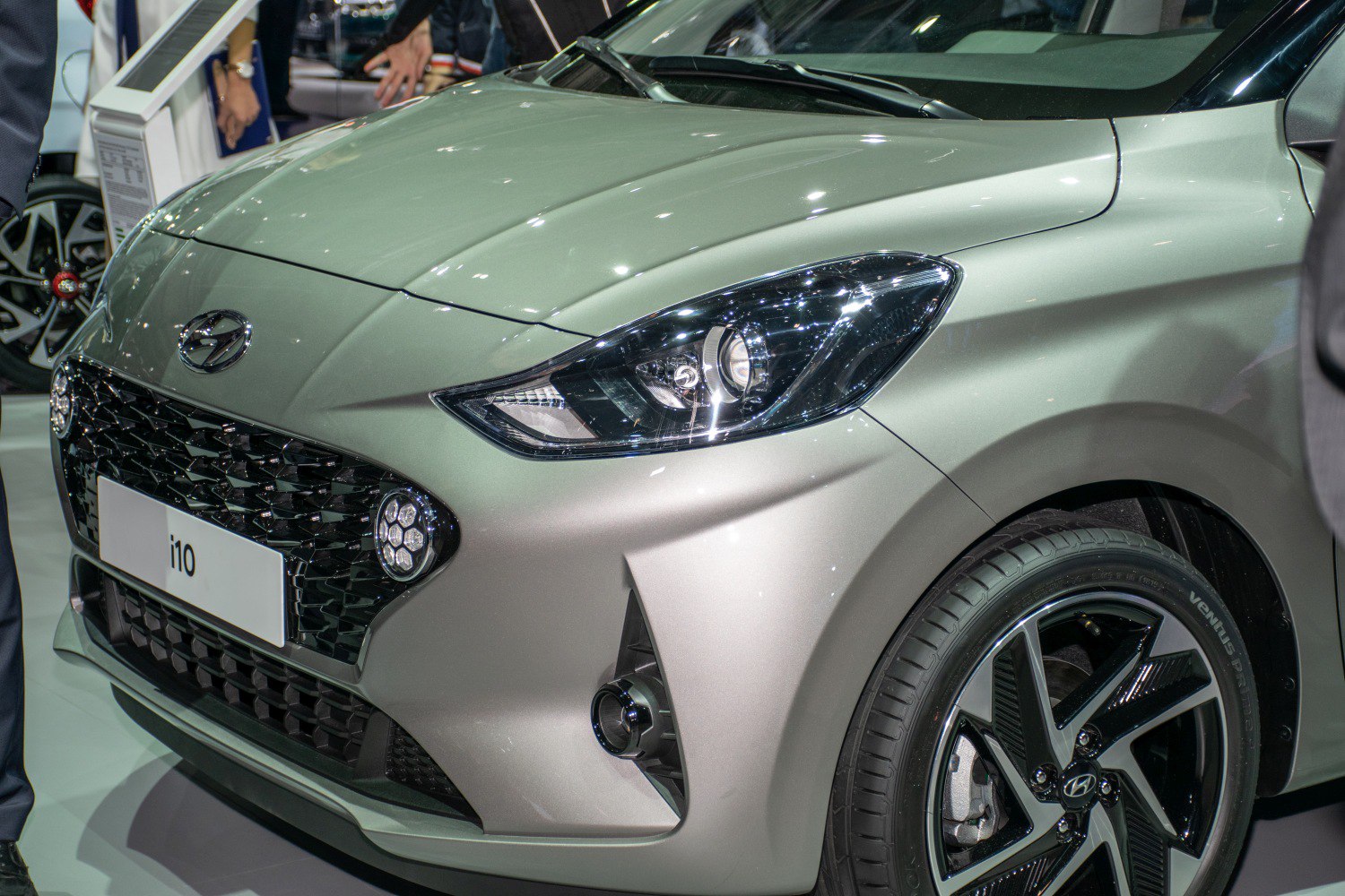 Front grille and headlight assembly with alloy wheel