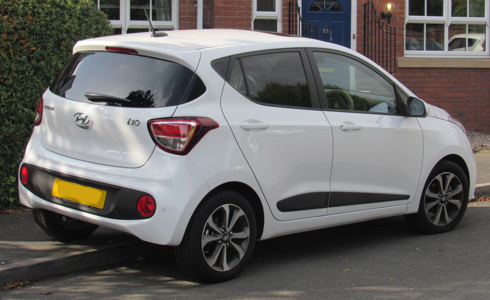 Rear three-quarter view with facelift tail lights and alloy wheels