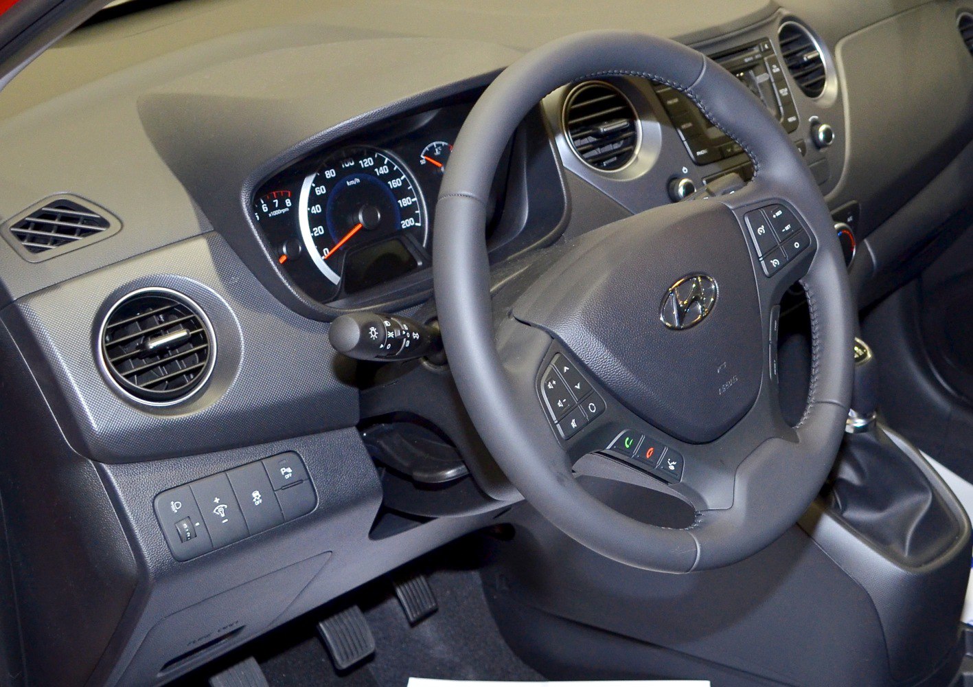 Steering wheel and instrument cluster with dashboard controls