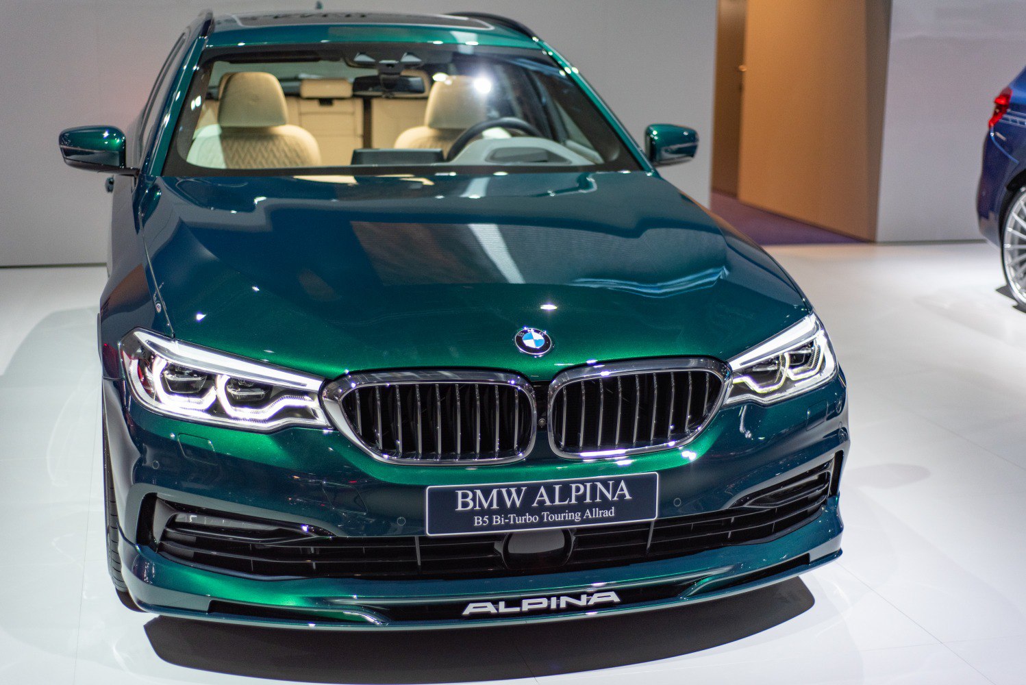 Front view with kidney grille and LED headlights