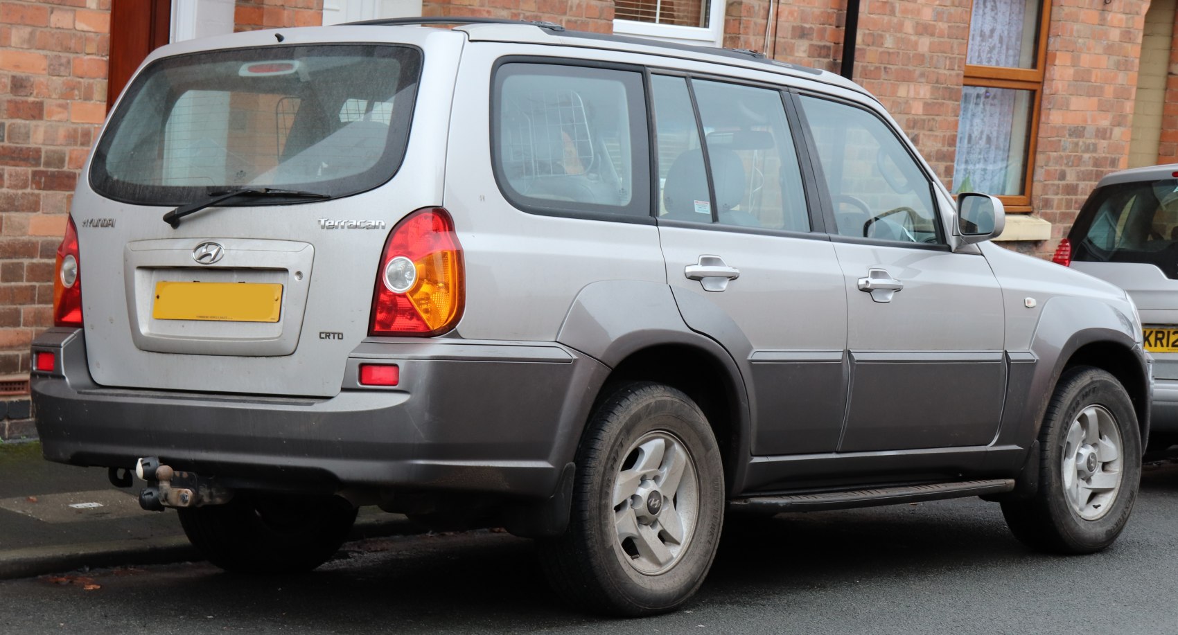 Rear and side exterior view of 2001 Hyundai Terracan SUV