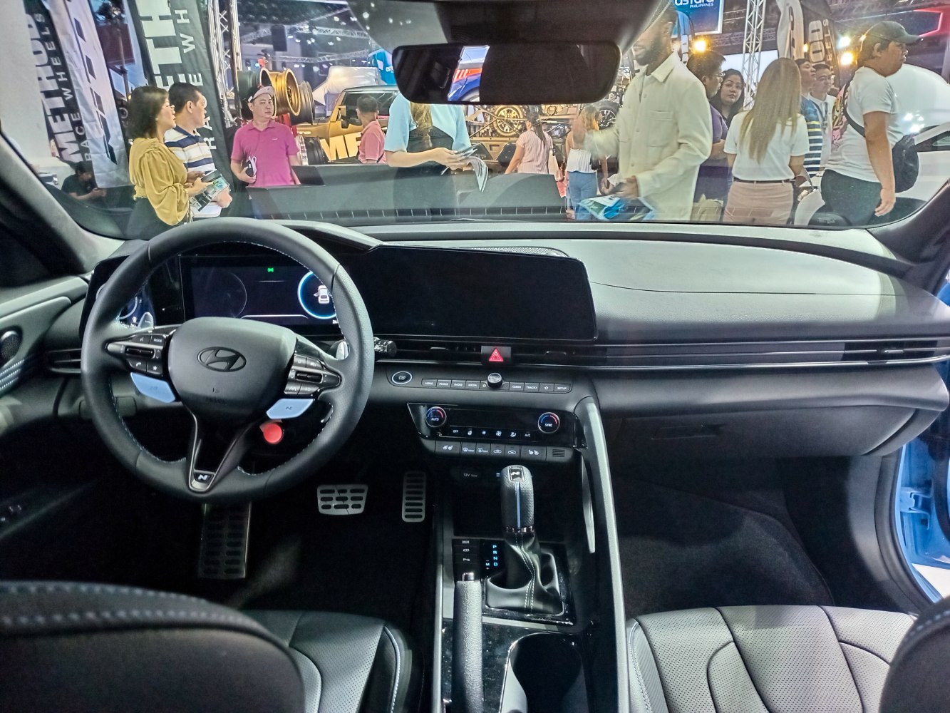 Digital dashboard and multifunction steering wheel interior