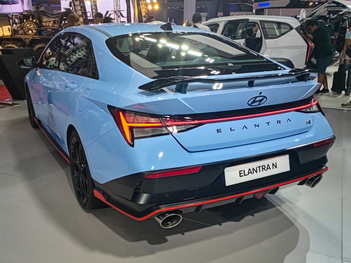 Rear view with sporty spoiler and dynamic LED tail lights