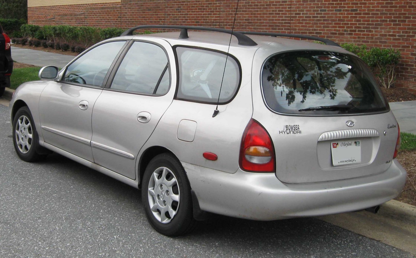Rear and side view with rear light cluster and roof rails of a wagon