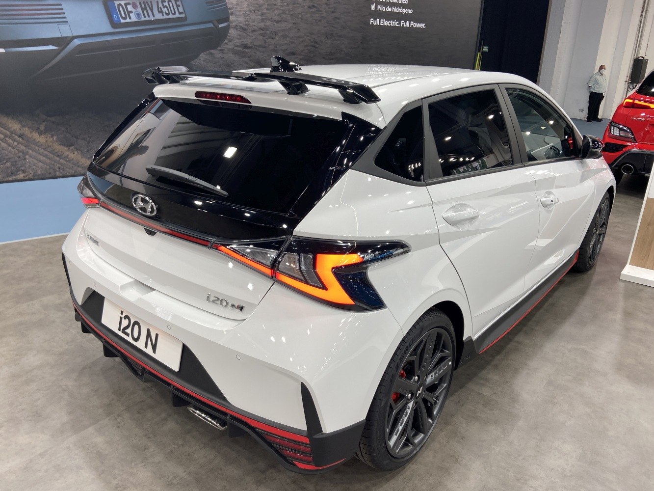 Sporty rear with distinctive taillights and roof spoiler