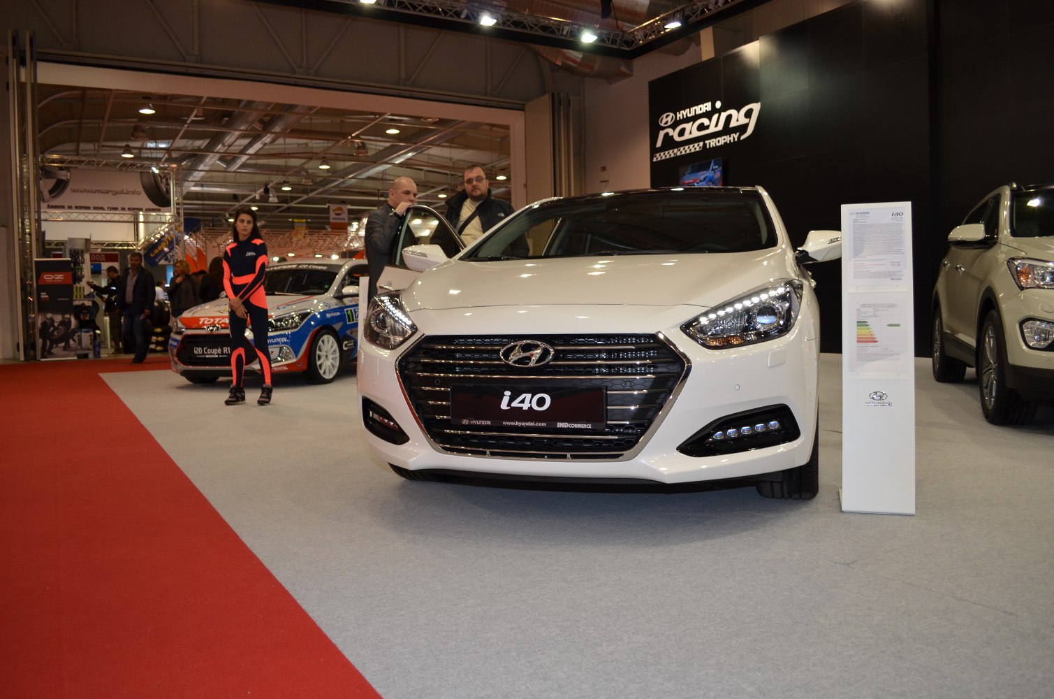 Front grille and LED headlights of Hyundai i40 facelift 2015