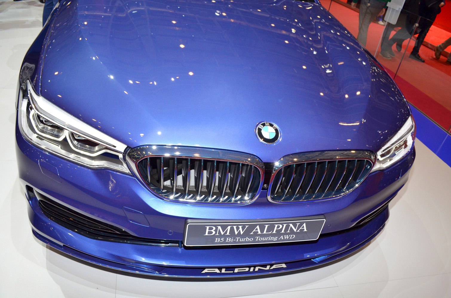 Close-up of front with kidney grille and headlights