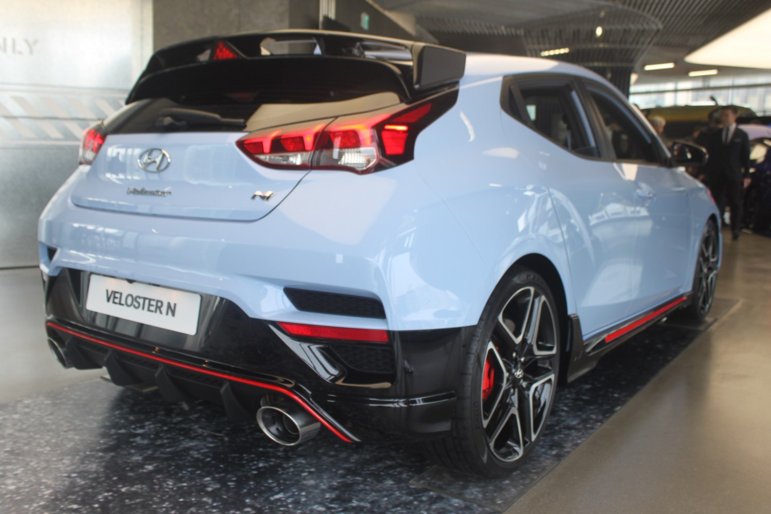 Rear view with dual exhaust and aerodynamic diffuser