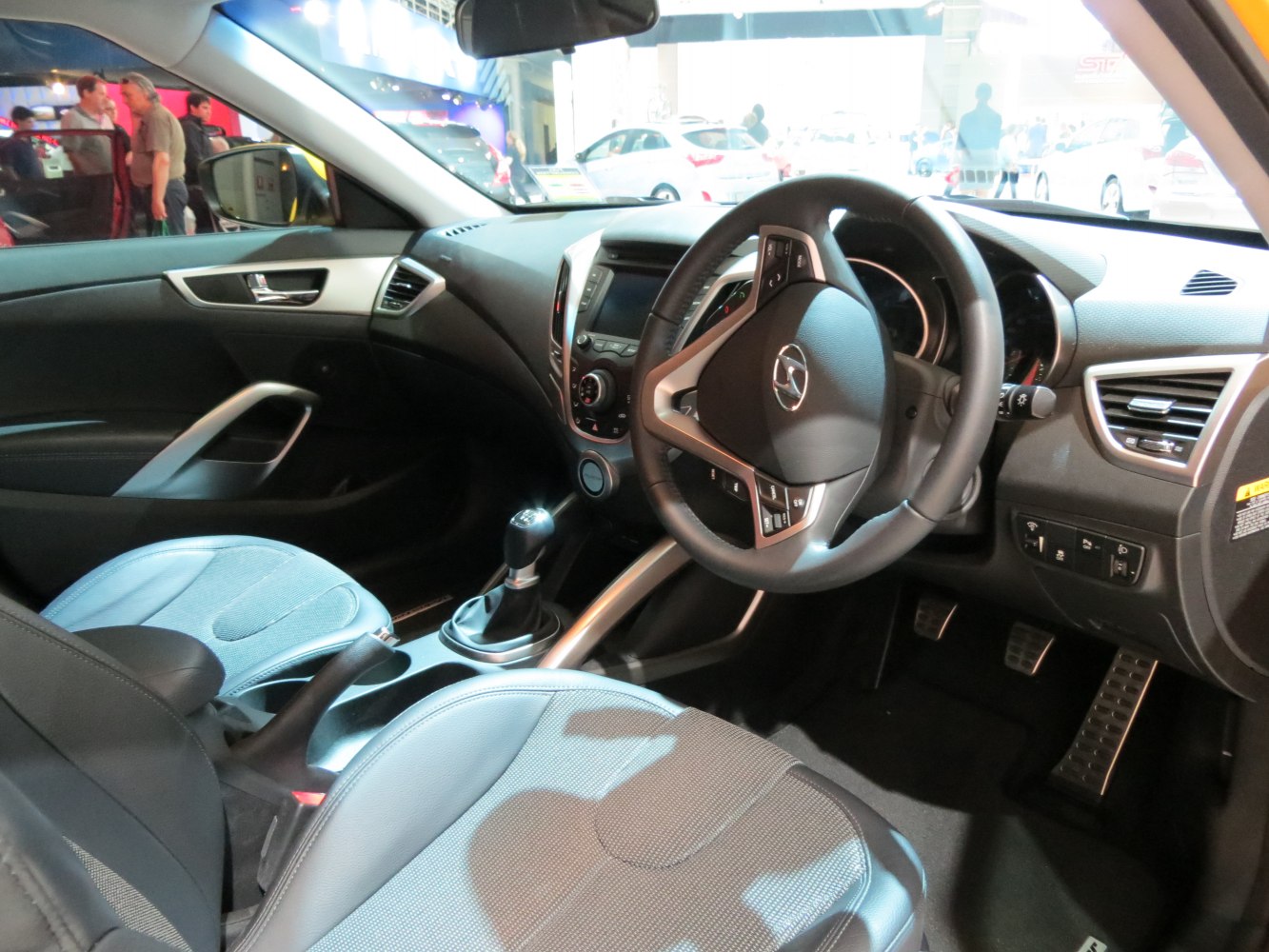 Manual gearshift, modern dashboard, steering wheel controls