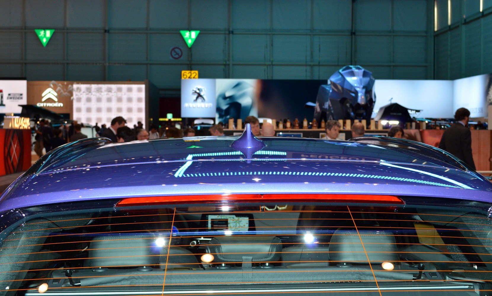 Rear roof antenna and tail window with defrost lines
