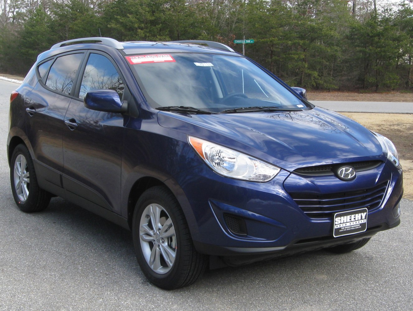 Front side view with alloy wheels and roof rails