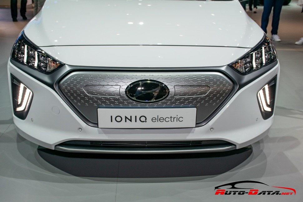 Closed front grille with Hyundai logo, angular LED headlights and daytime running lights.