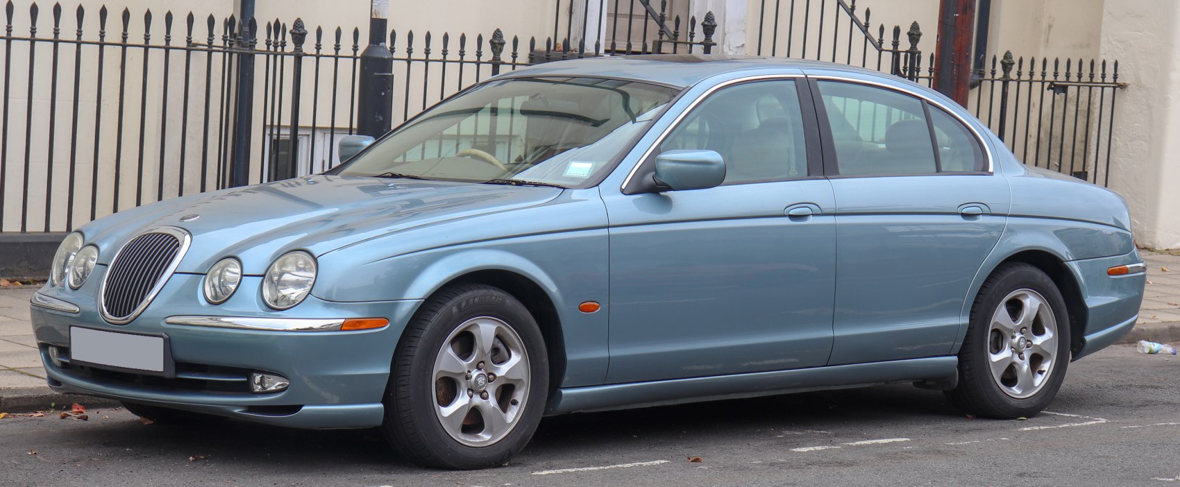 Distinctive front grille and side profile of a classic luxury sedan