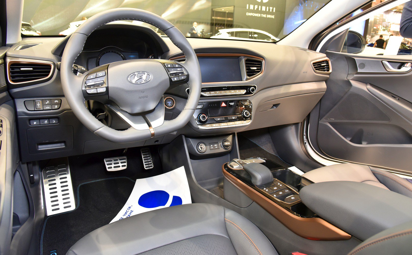 Dashboard, steering wheel, center console with gear selector