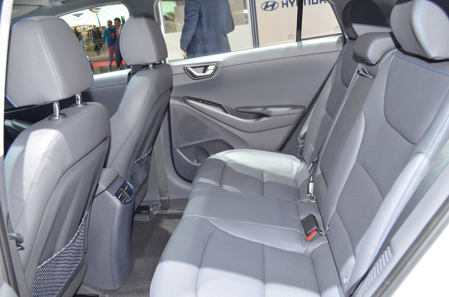 Rear leather seats with air vents and door panel