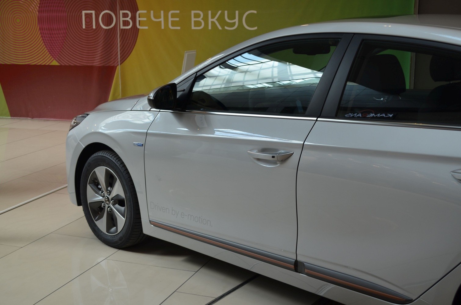 Side view showing hybrid badge, alloy wheel, and door handle.