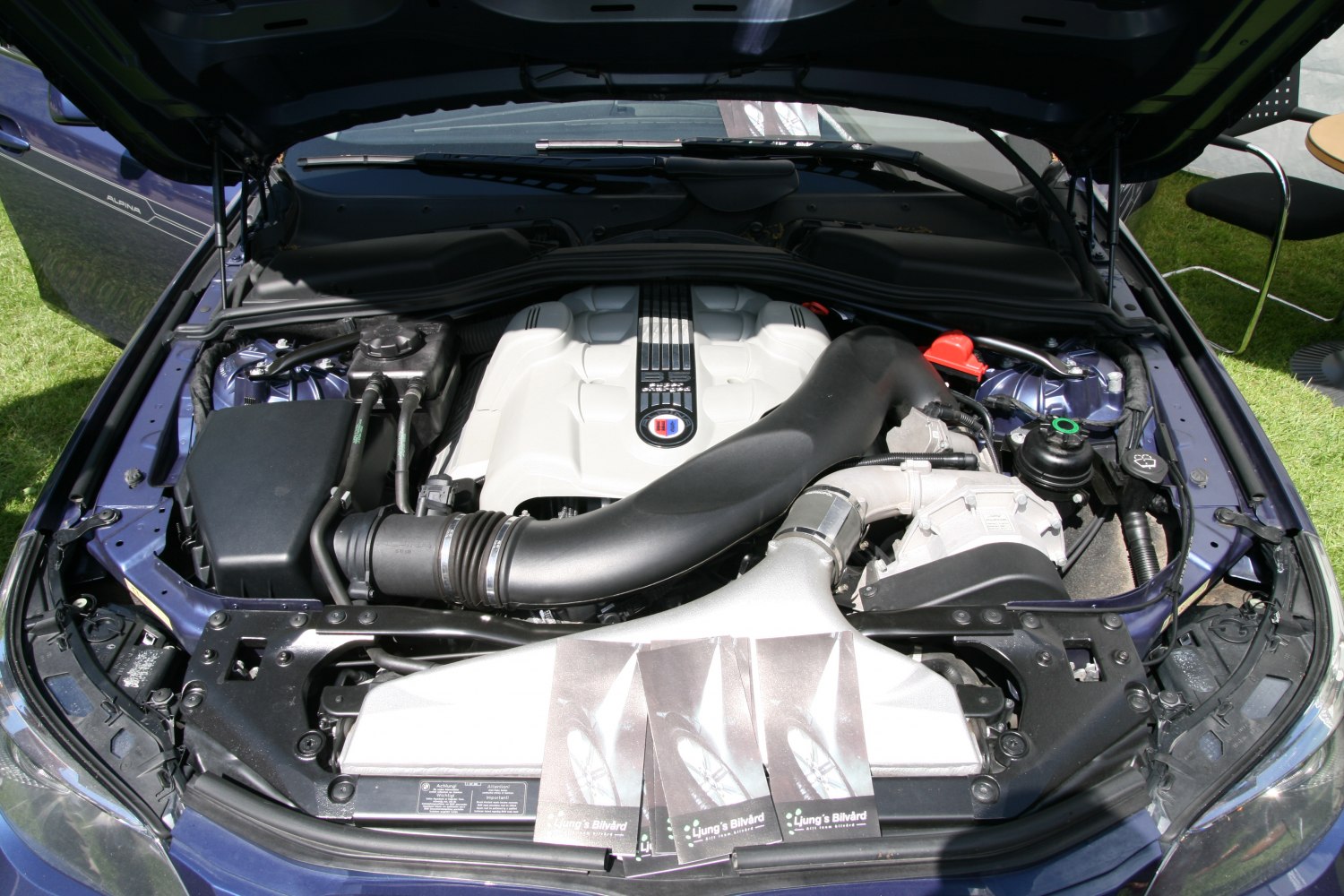 Inline-6 engine with curved air intake and supercharger