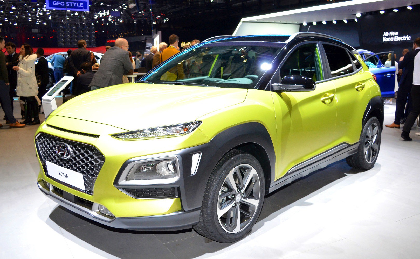 Front grille, dual headlight design, two-tone paint, alloy wheels