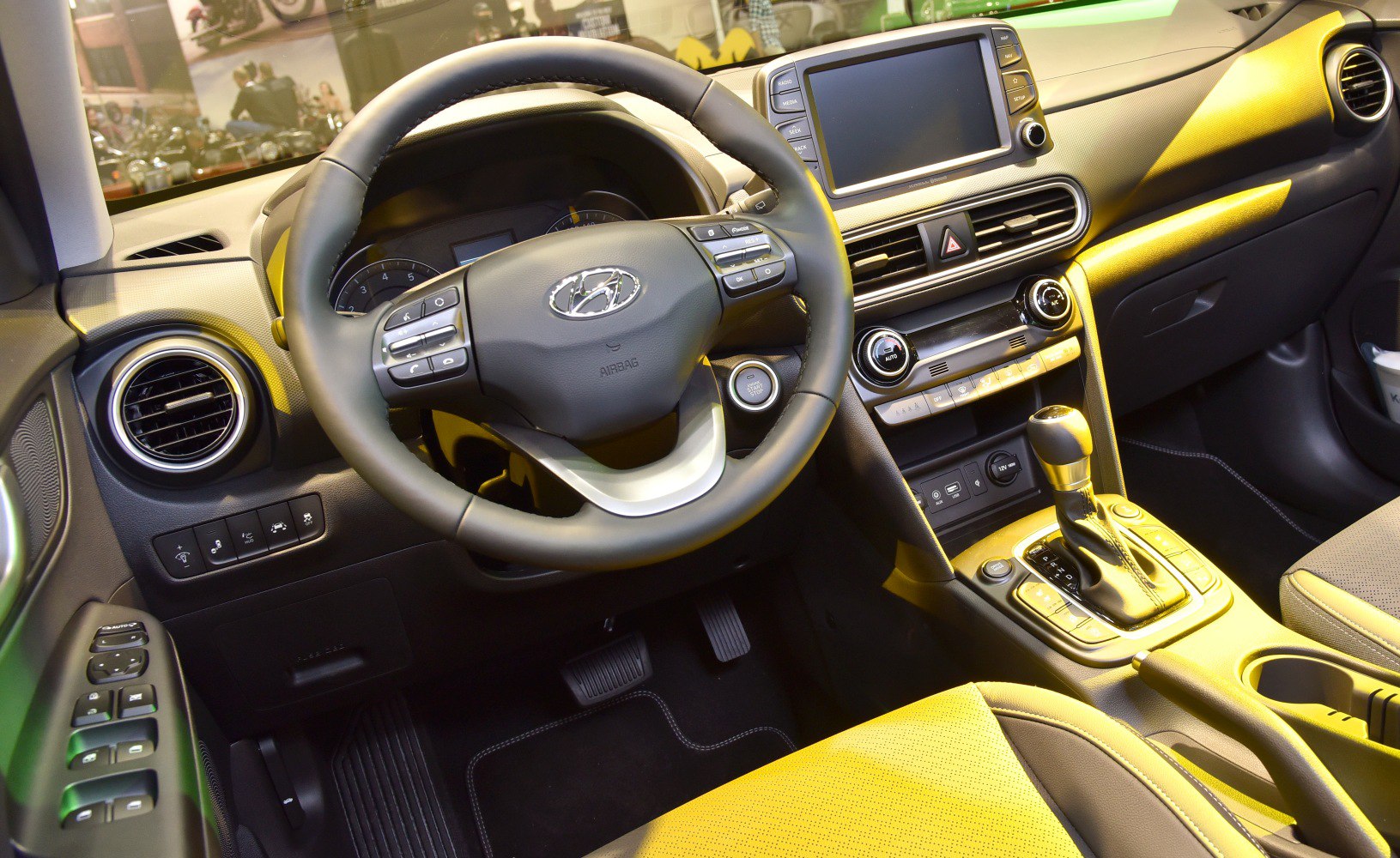 Dashboard, steering wheel, infotainment screen, center console with gear lever