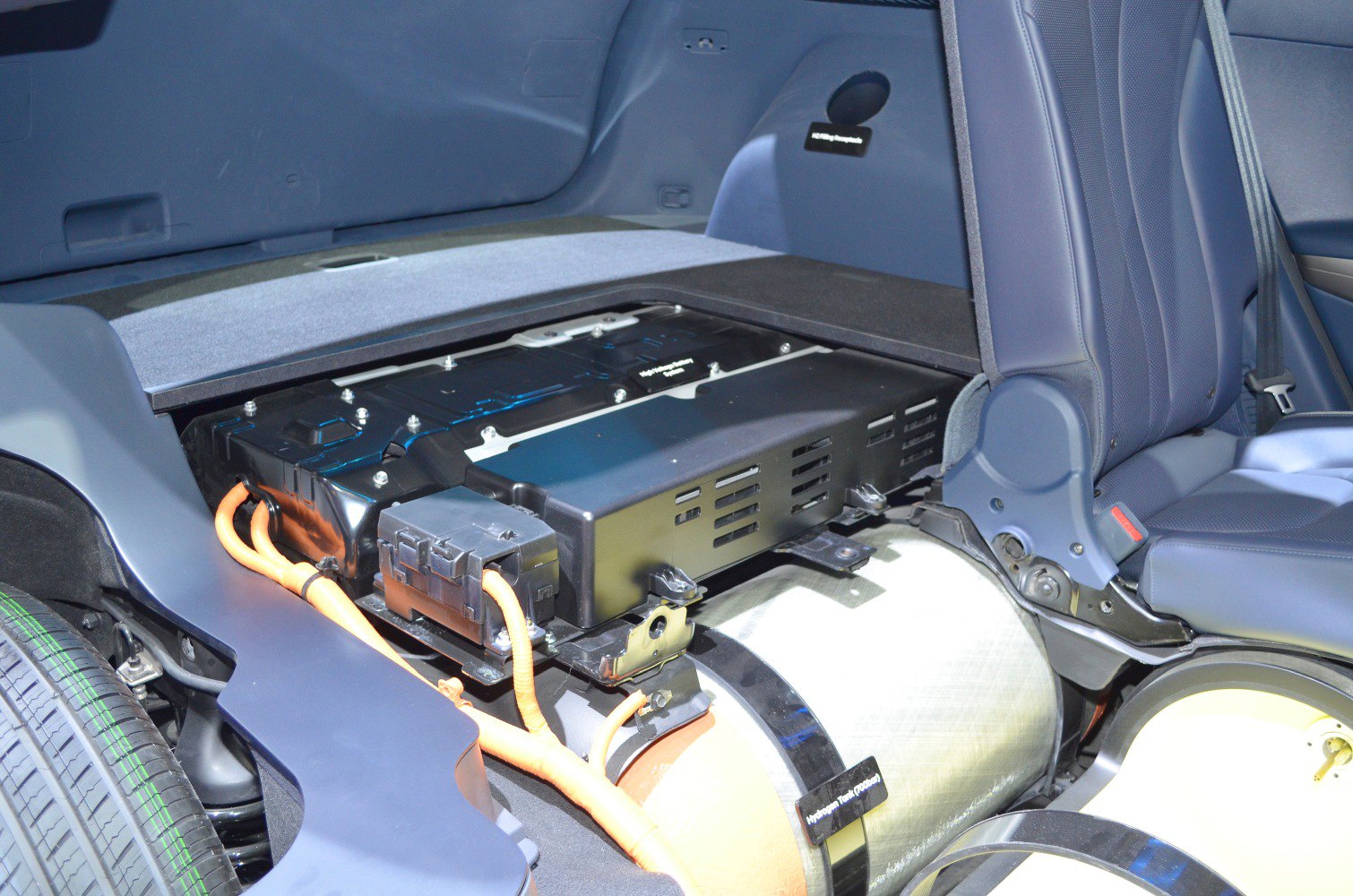 Hydrogen fuel cell system and hydrogen storage tank inside vehicle
