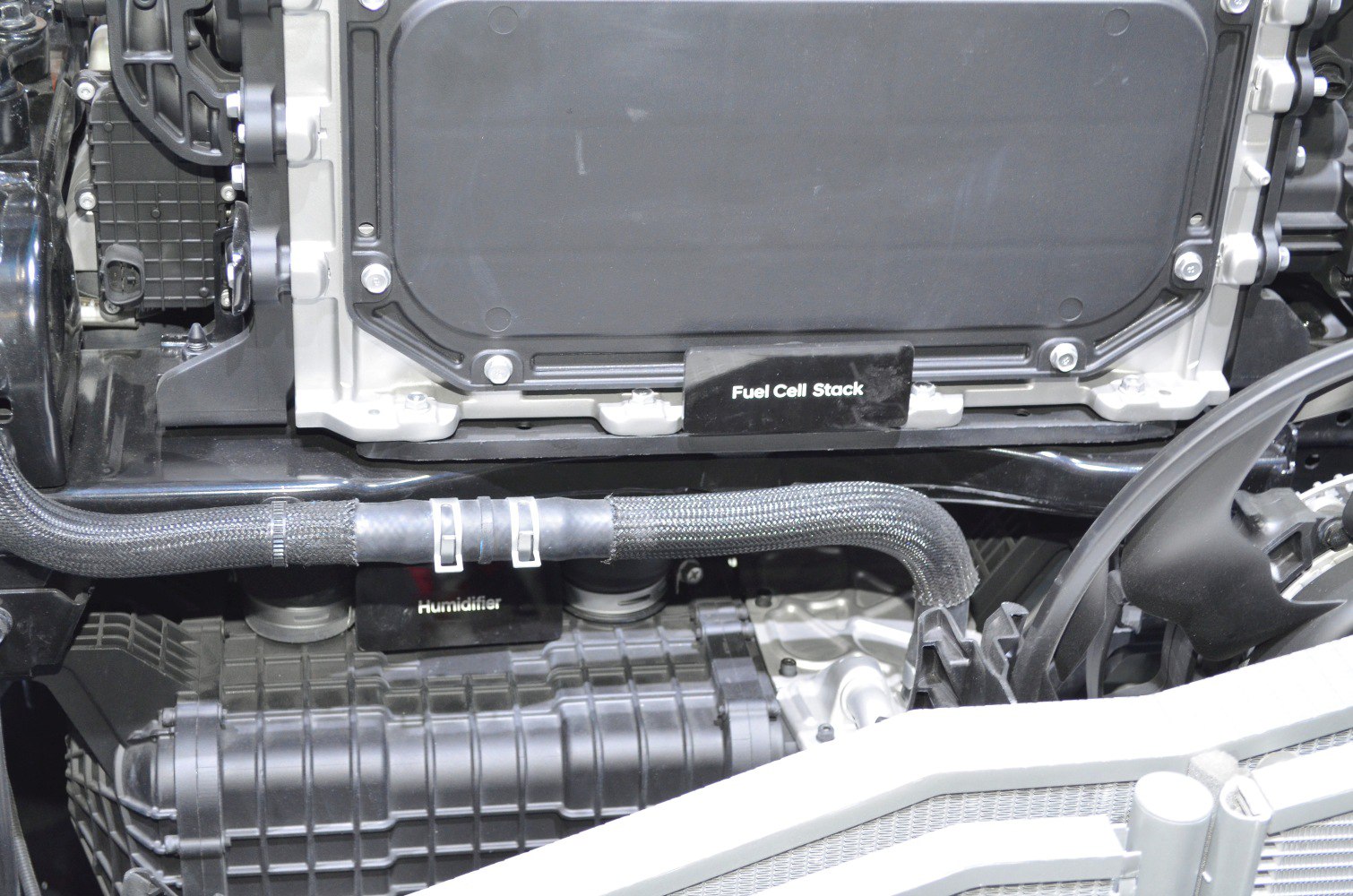 Fuel cell stack and humidifier in hydrogen vehicle engine bay