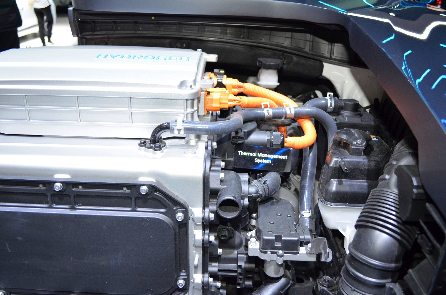 Hydrogen fuel cell powertrain with thermal management system