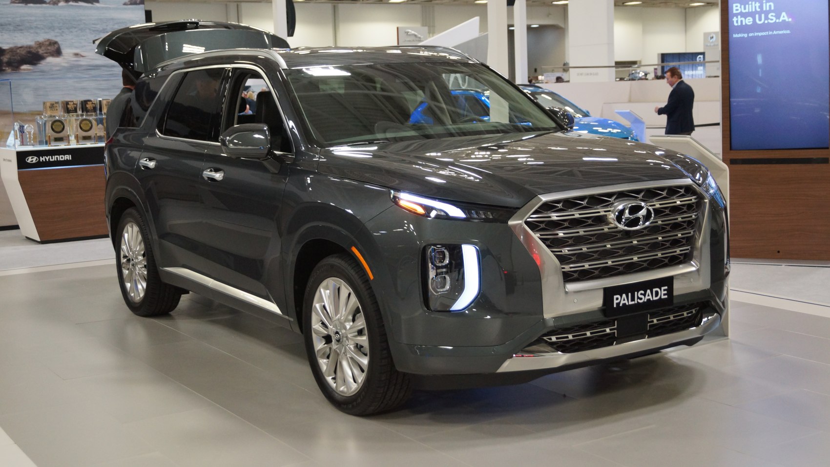 SUV front grille and LED headlight design
