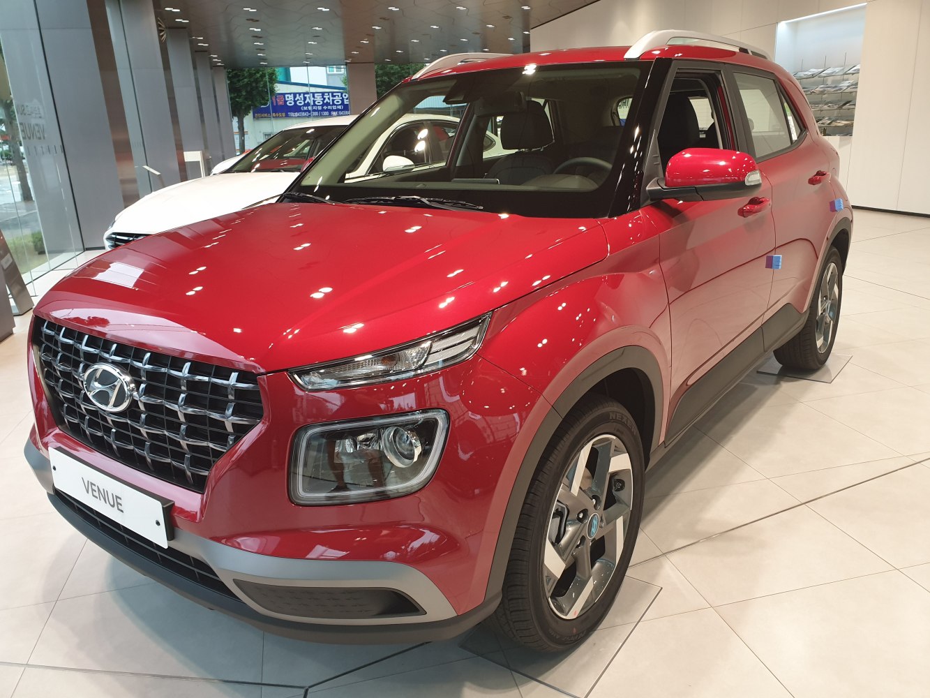 Front grille, LED headlights, alloy wheels, compact SUV front design