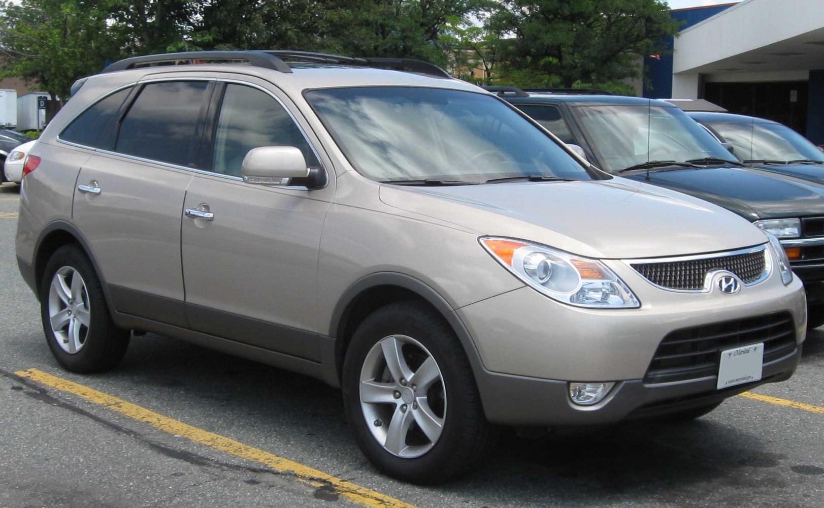 Front-side SUV view with roof rails and alloy wheels