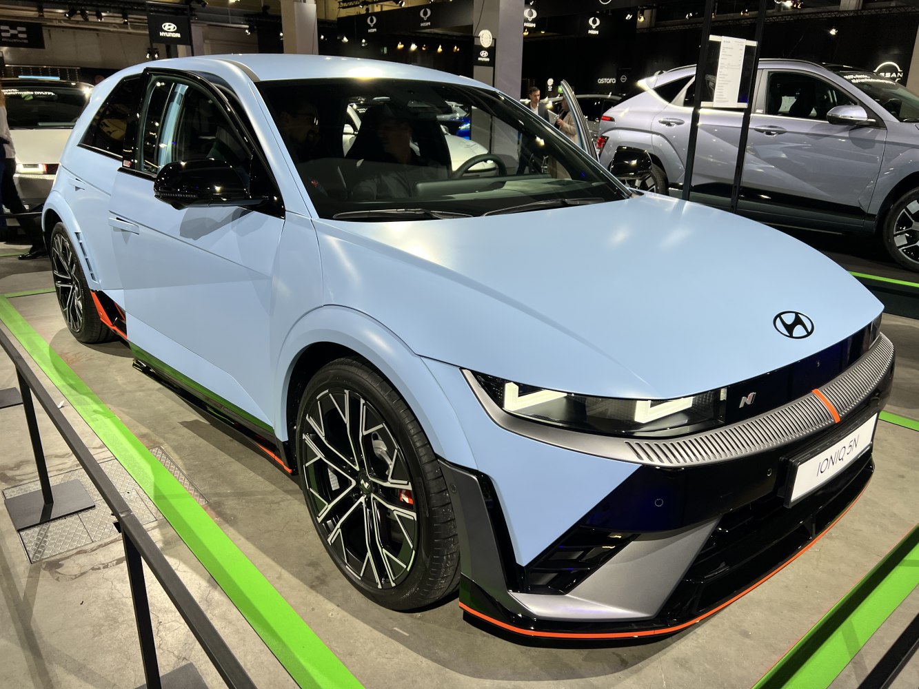 Futuristic front fascia and distinctive alloy wheels