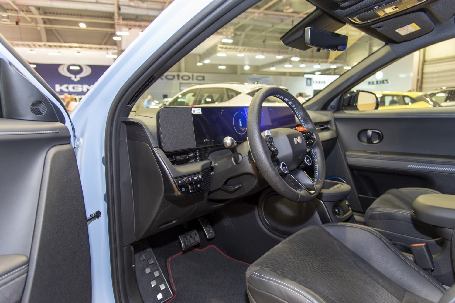 Digital cockpit with steering wheel and premium seats interior