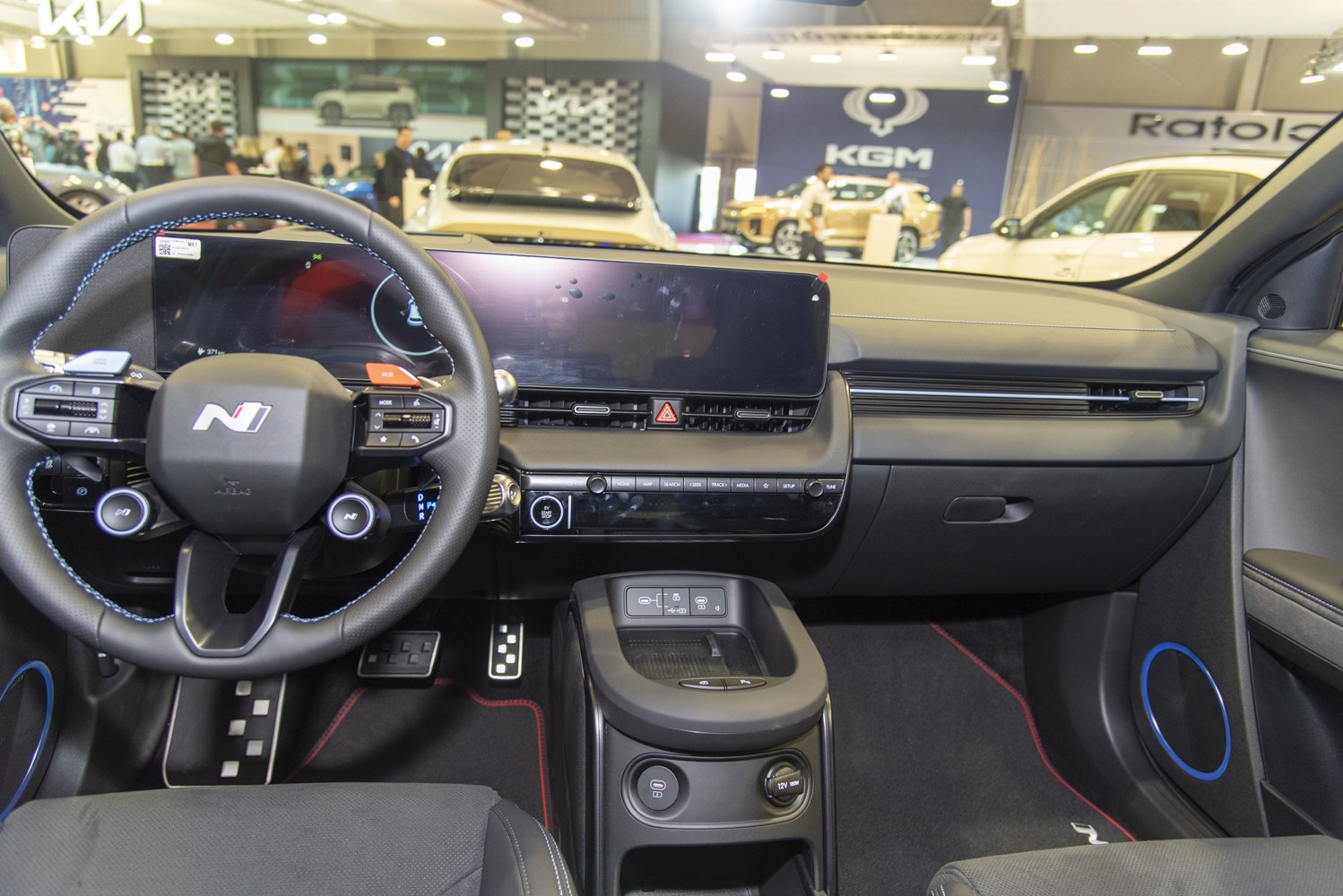 Digital dashboard and multifunction steering wheel with control knobs