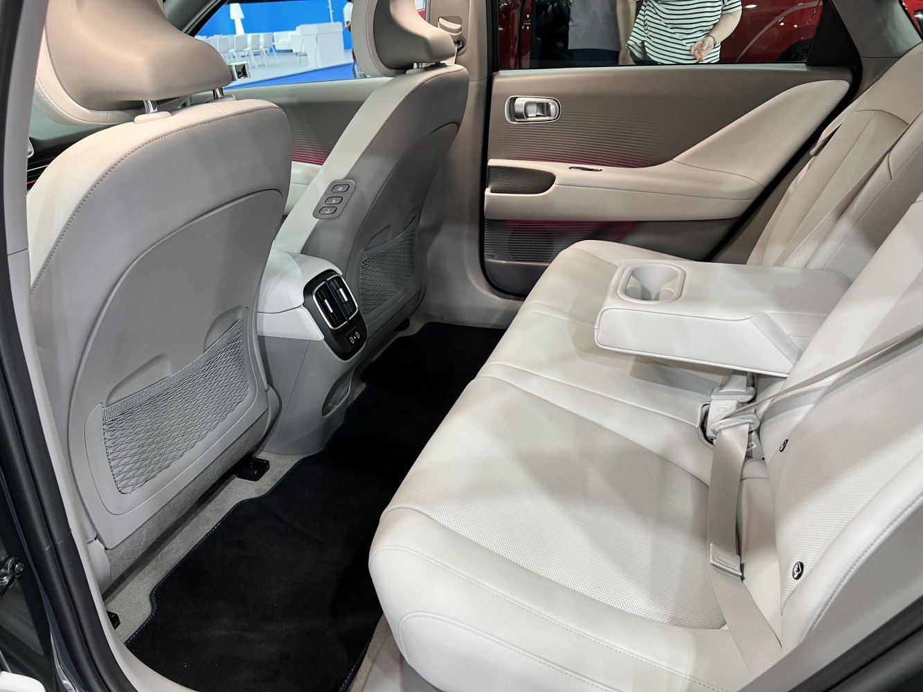 Light-colored leather rear seats with fold-down armrest and rear air vents