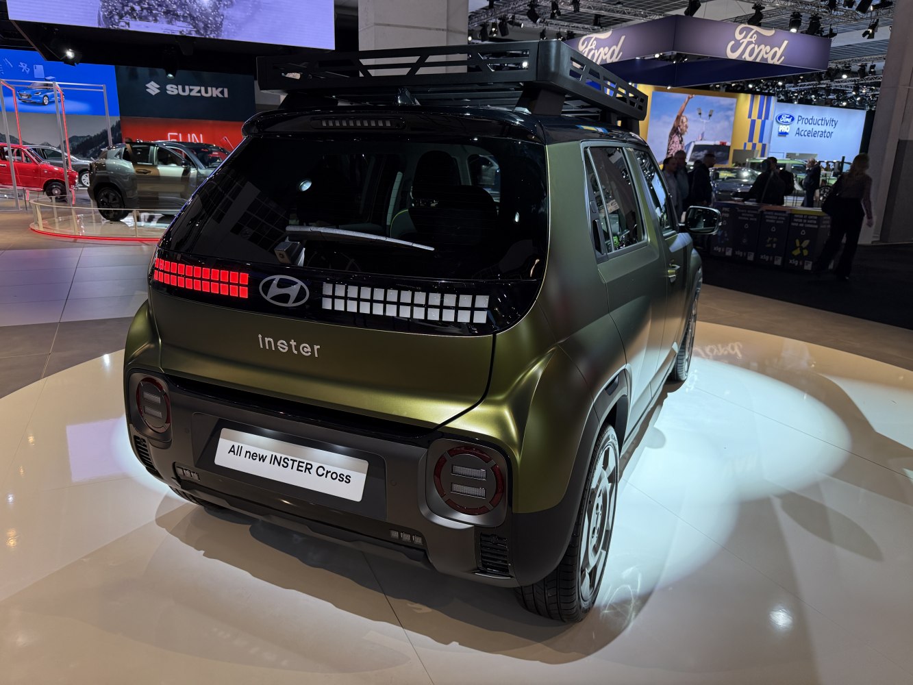 Pixelated LED taillights and boxy rear with roof rack