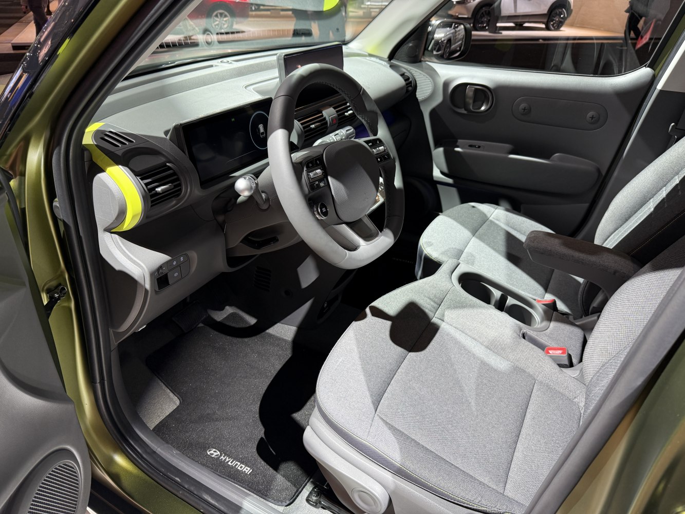 Digital dashboard, steering wheel controls, ergonomic front seats