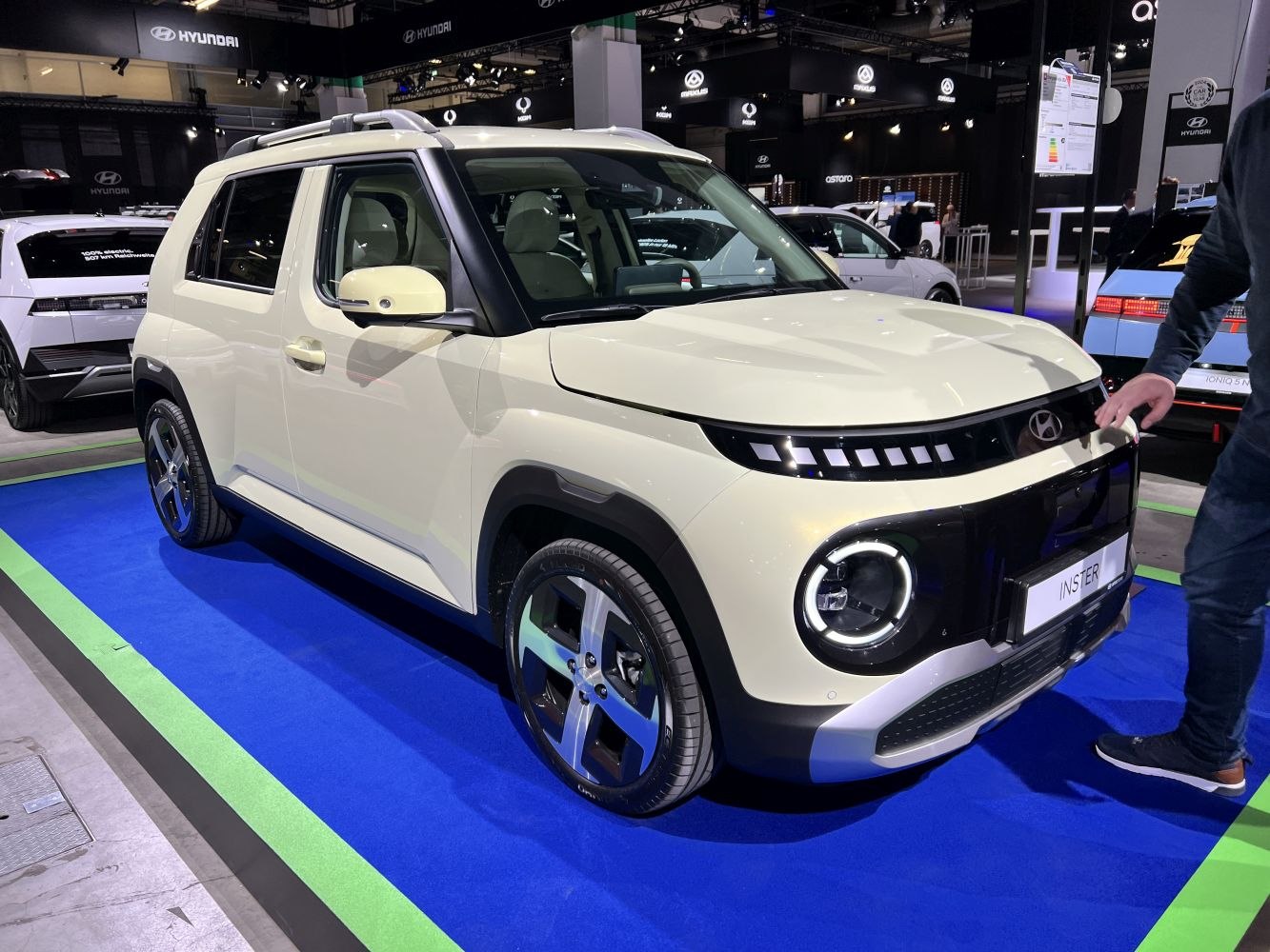 Compact SUV with LED headlights and two-tone design