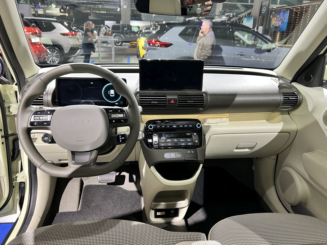 Digital dashboard and steering wheel with multifunction controls