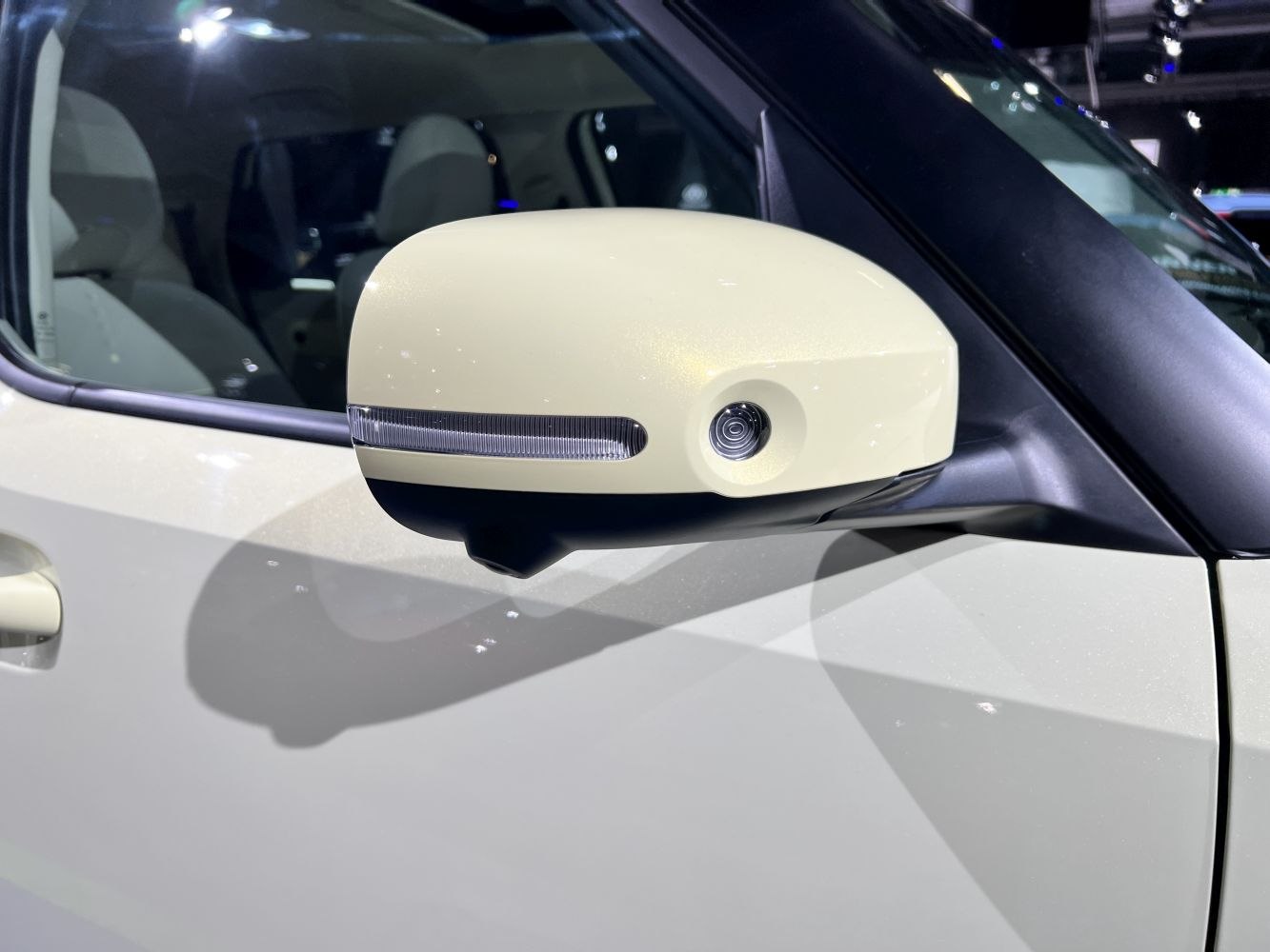 Side mirror with integrated camera and turn signal indicator