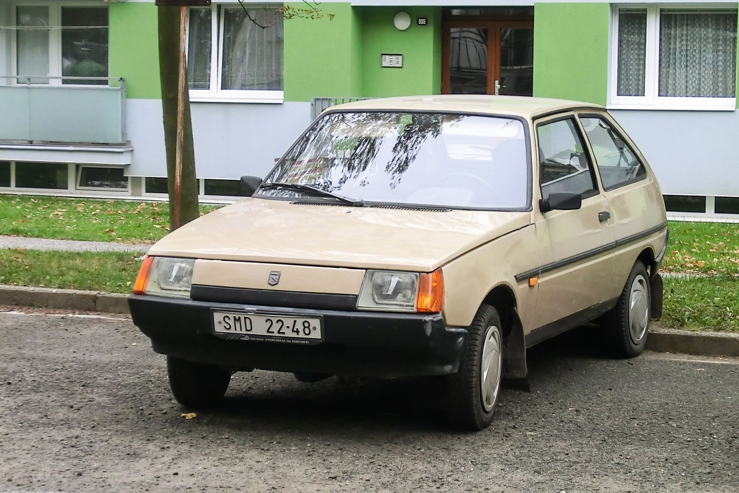 Compact hatchback with rectangular headlights and black bumper