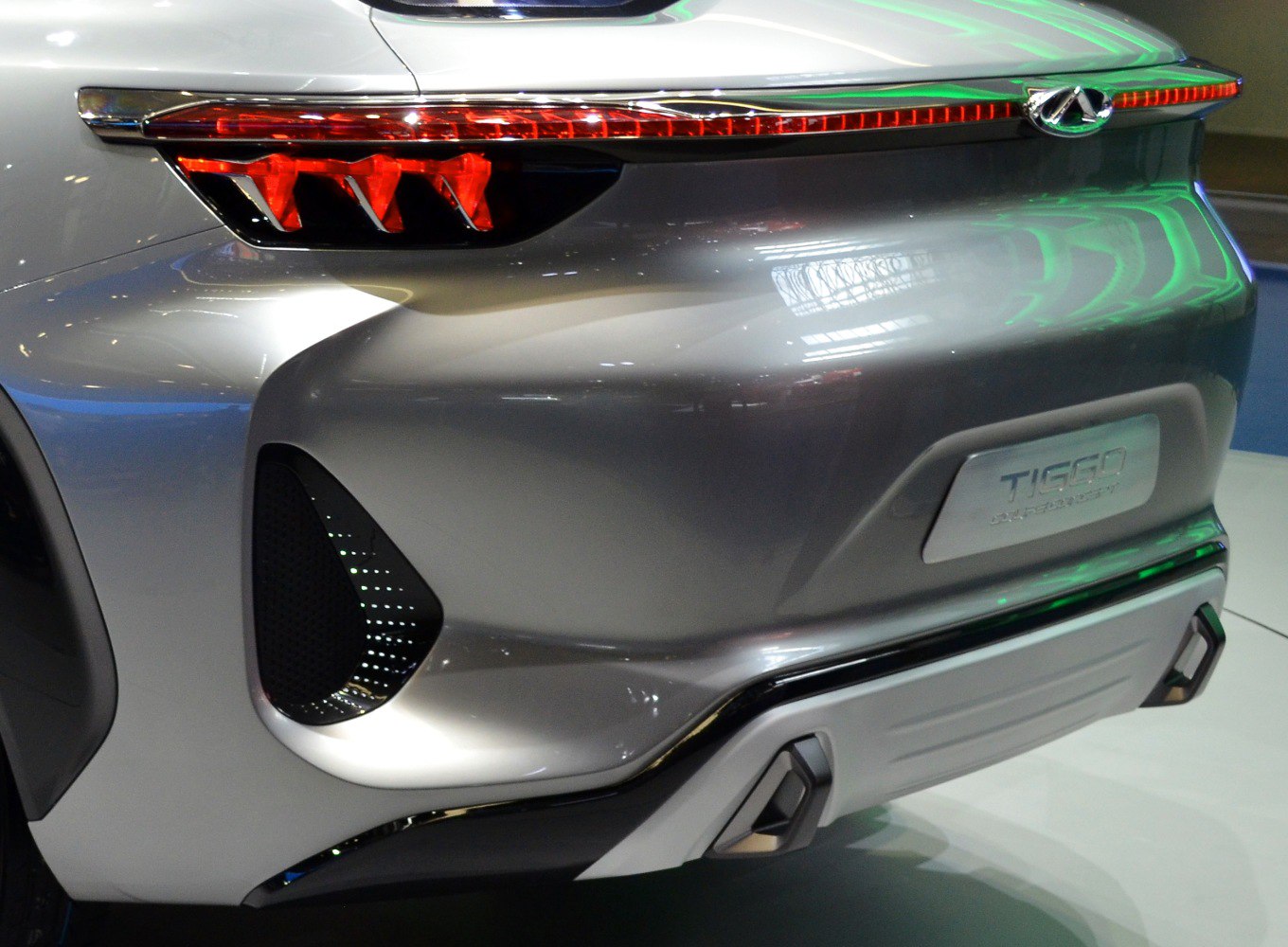 Rear light and bumper design with unique tail light pattern