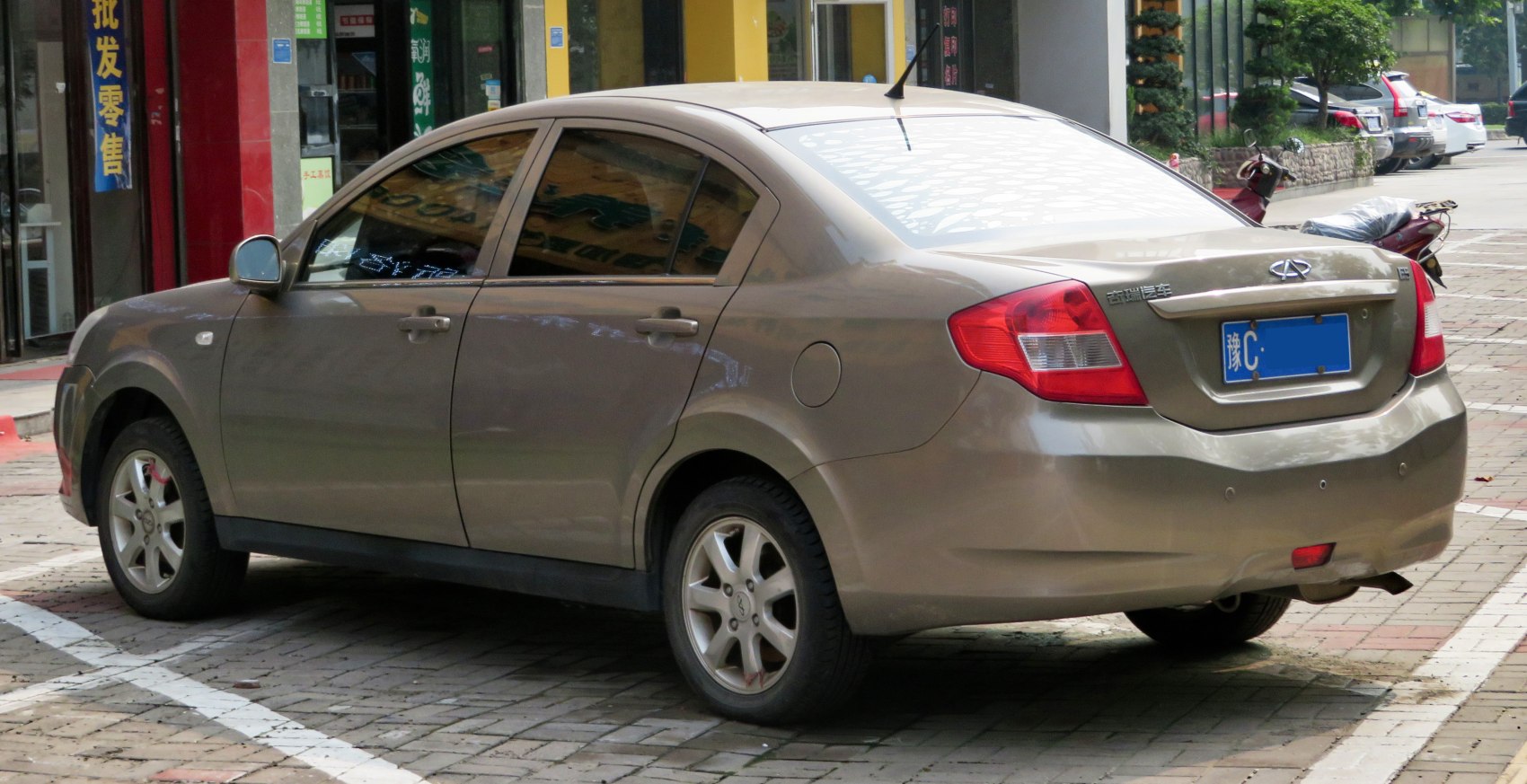 Sedan rear view with alloy wheels and roof antenna