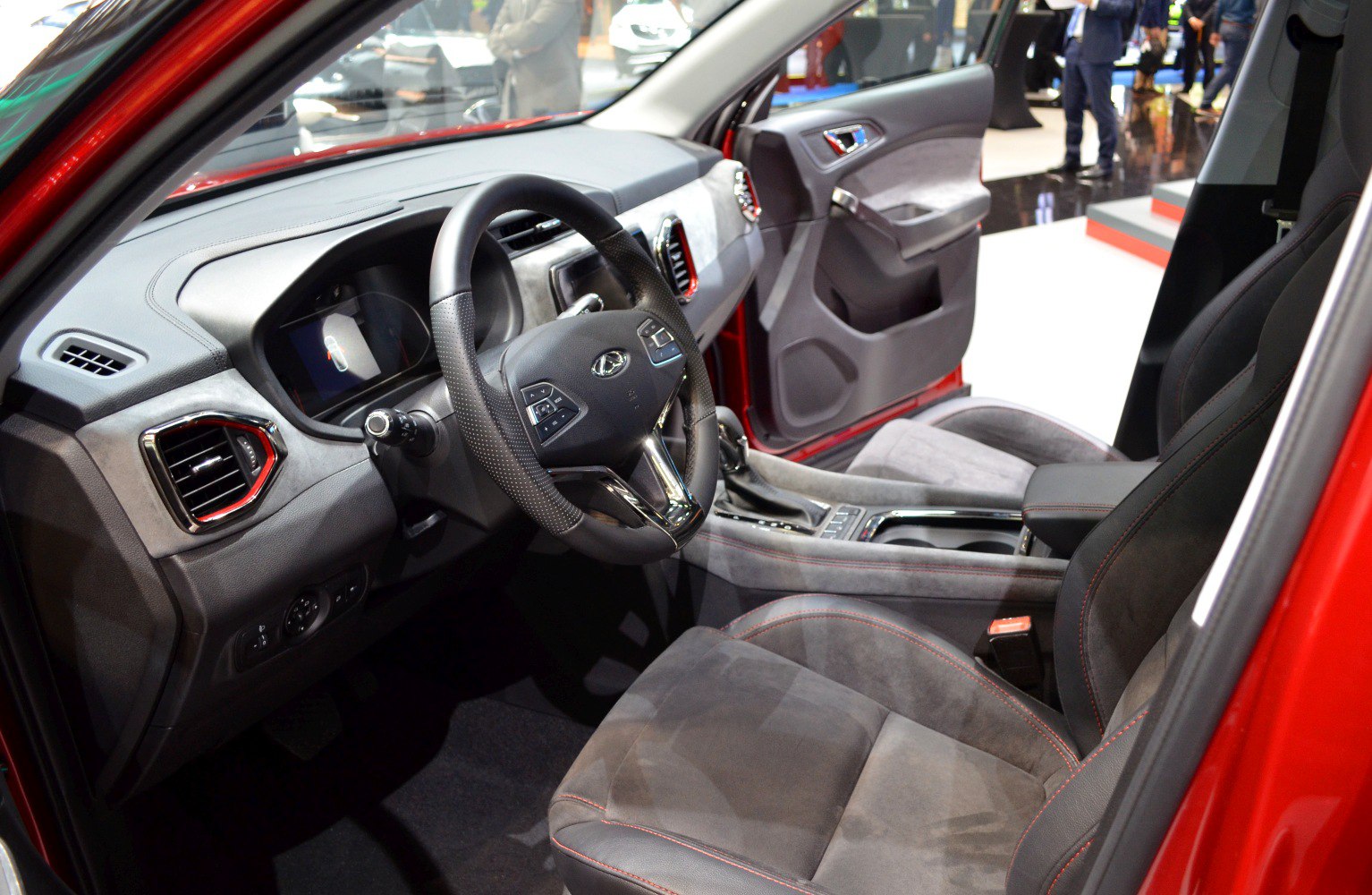 Multifunction steering wheel and sleek dashboard interior