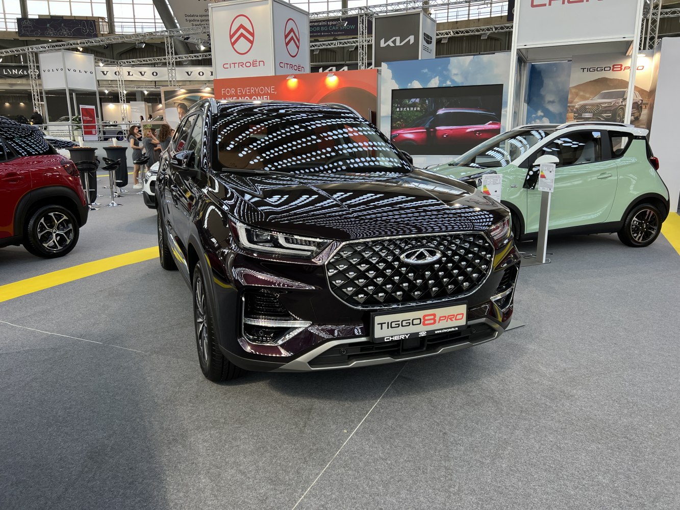 Diamond-pattern front grille and LED headlights on SUV