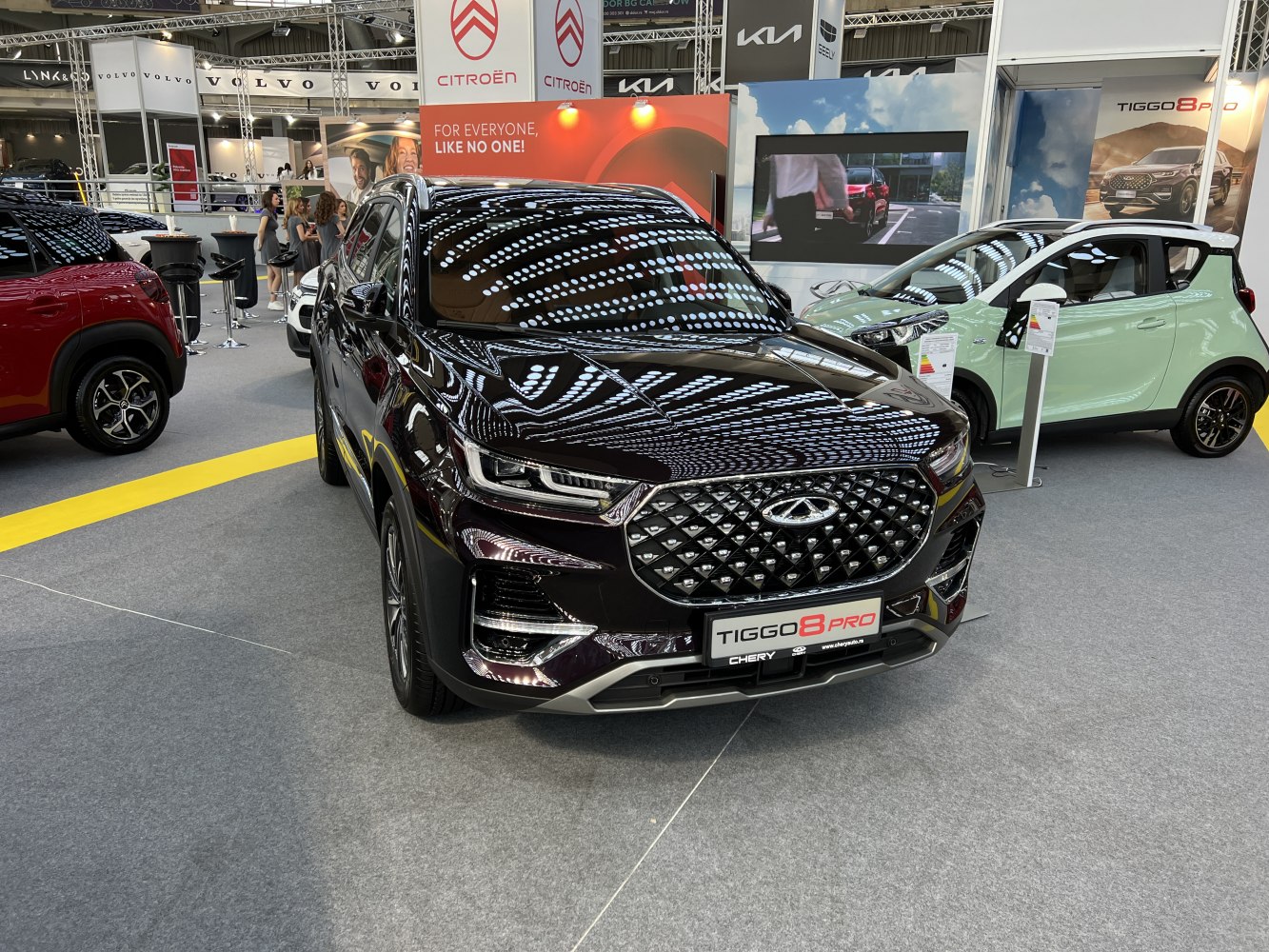 Diamond-pattern grille and LED headlights of a modern SUV